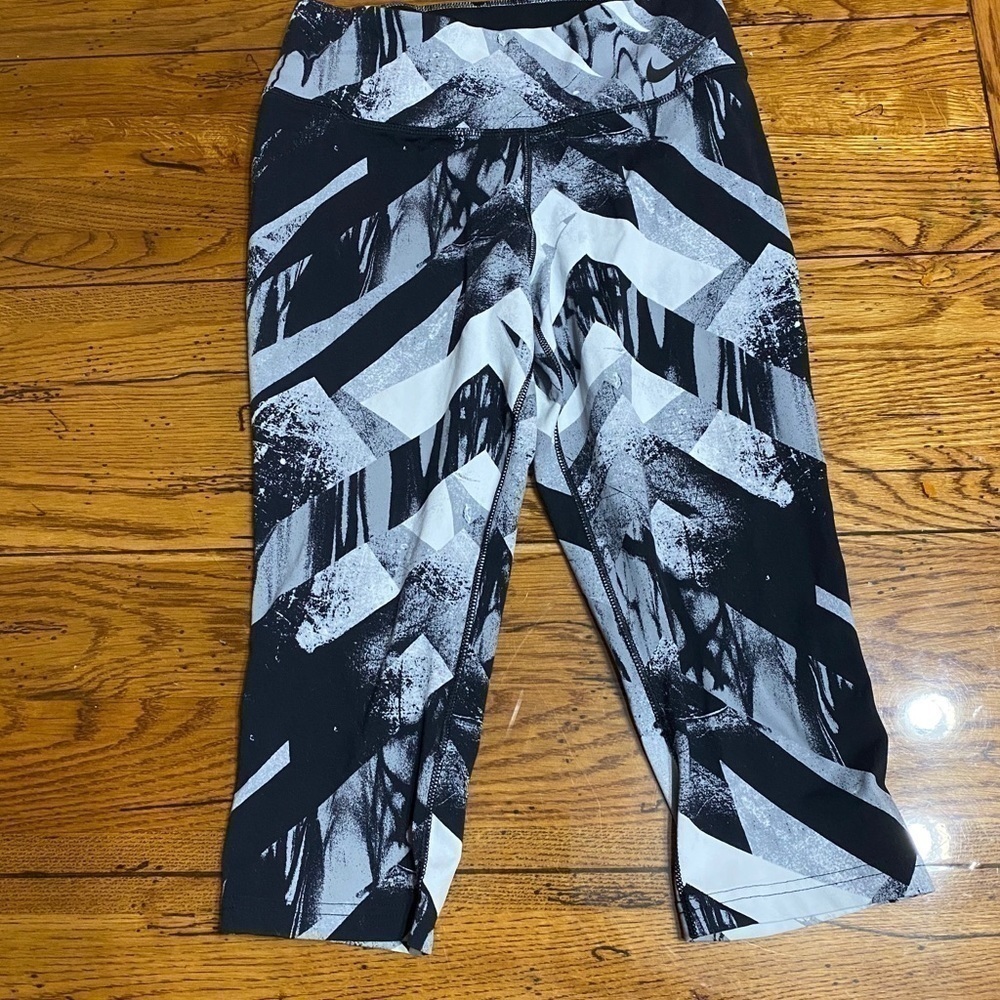 𝅺nike Crop Black And White Geo Design Size …